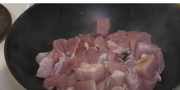 Добавляем масла в сковороду