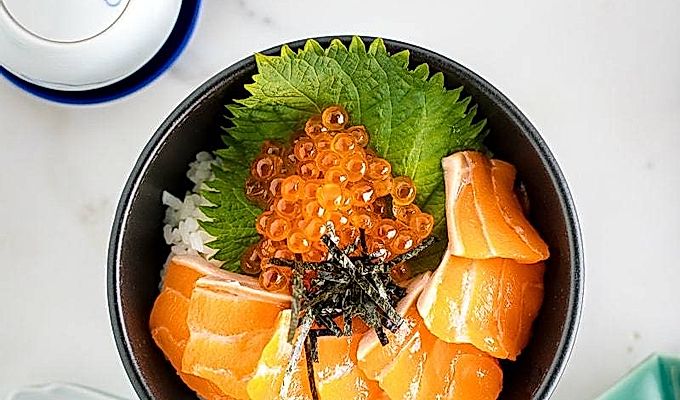 Lašišos „Sashimi“ dubuo (Donburi) 鮭 い く ら 丼