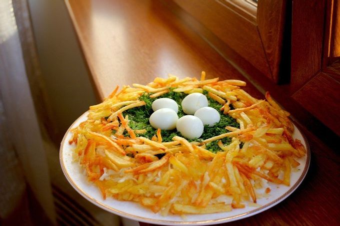 capercaillie's Nest salat med stegt oksekød, nødder og pickles