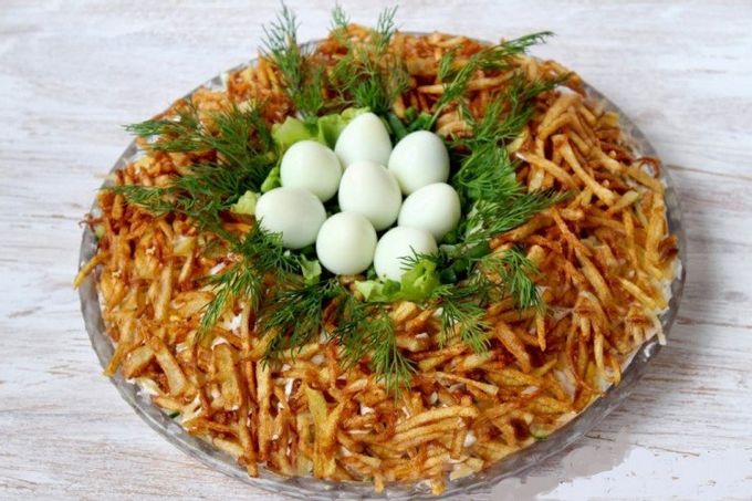 Capercaillie Nest Salat med syltede svampe