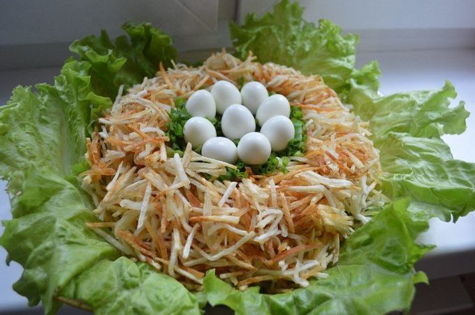 Capercaillie Nest Salat med oksekød og syltede løg