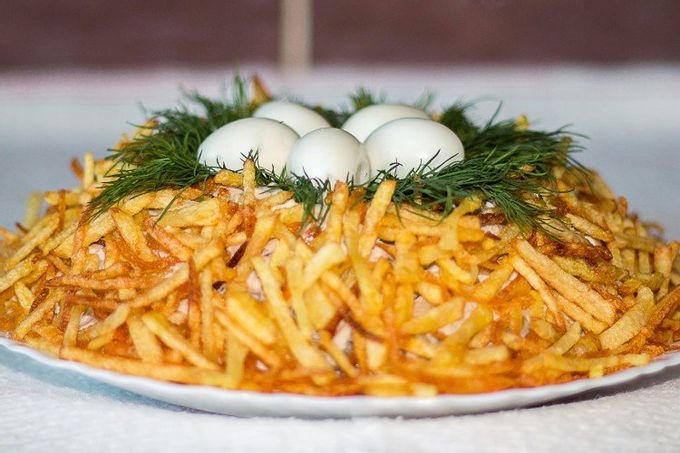 Capercaillie Rede salat » med oksekød og syltede svampe
