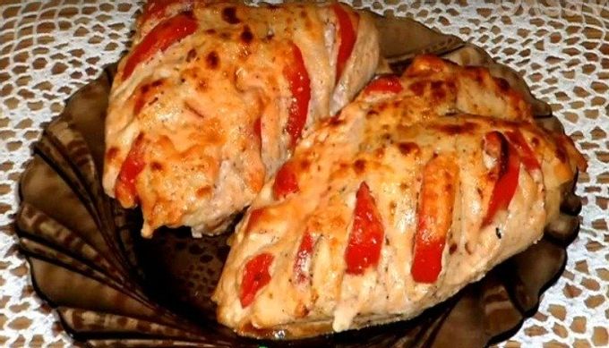 prsa s paprikou[| ]udělejte řezy[ |]potřete solí a pepřem