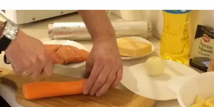 Skær gulerødder og kartofler til fisk i ovnen 