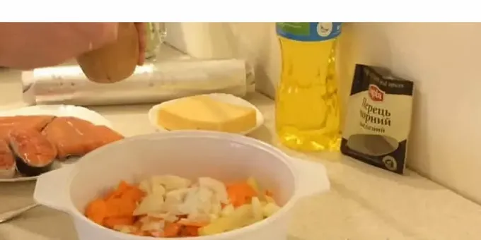 Kom grøntsagerne i en skål og salt og peber 