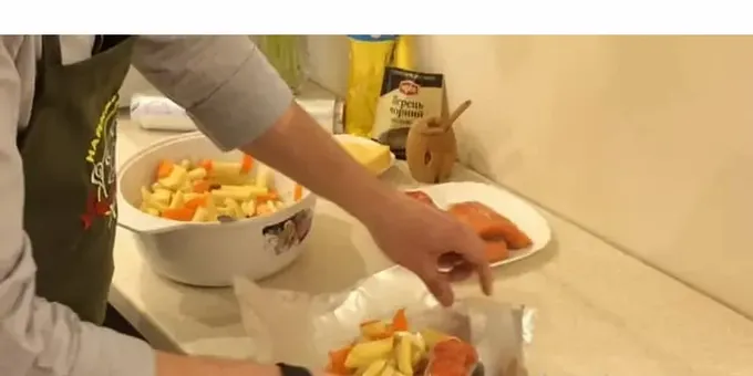  For at bage fisk i ovnen i folie efter opskriften tager vi fisk og grøntsager på folien 