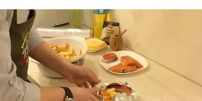  Vi pakker folien ind med fisk og grøntsager [| ] Sådan tilbereder vi fiskefileten i ovnen 