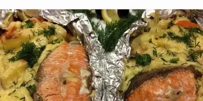 Skæring af en citron til madlavning - fisk i salt, bagt i ovnen