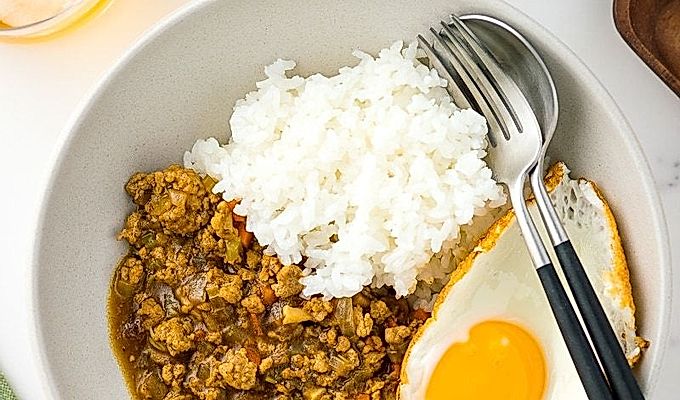 Keema Curry, buğulanmış pirinç ve sahanda yumurta içeren bir kase.