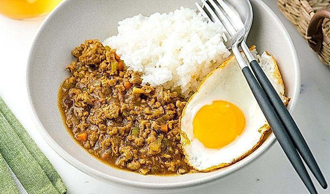 Keema Curry, buğulanmış pirinç ve sahanda yumurta içeren bir kase.