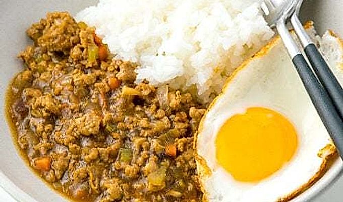 Keema Curry, buğulanmış pirinç ve sahanda yumurta içeren bir kase.