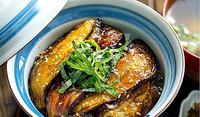 Donburi de berinjela com cobertura de soja 茄子 の 甘辛 丼