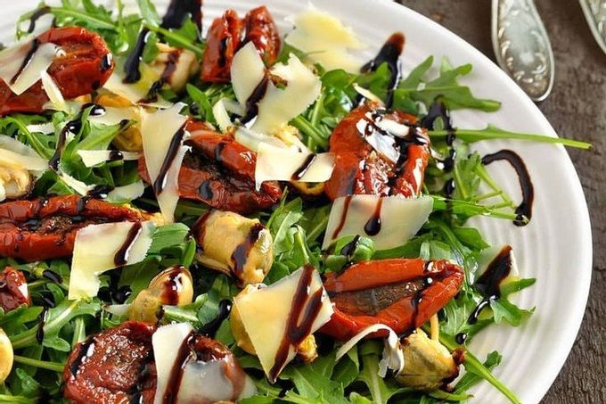 Varm sallad på musslor, inlagda svampar och färska grönsaker