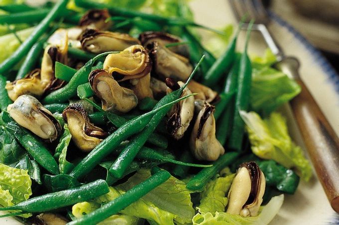 Sallad med musslor, mozzarella, tomater och örter