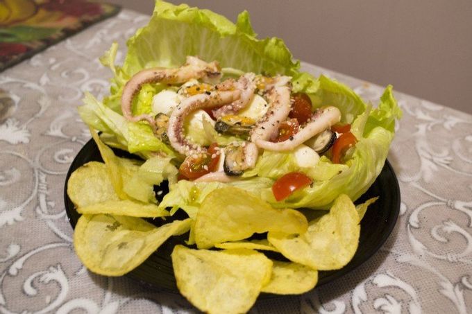 Puffsallad med musslor, ägg och majs