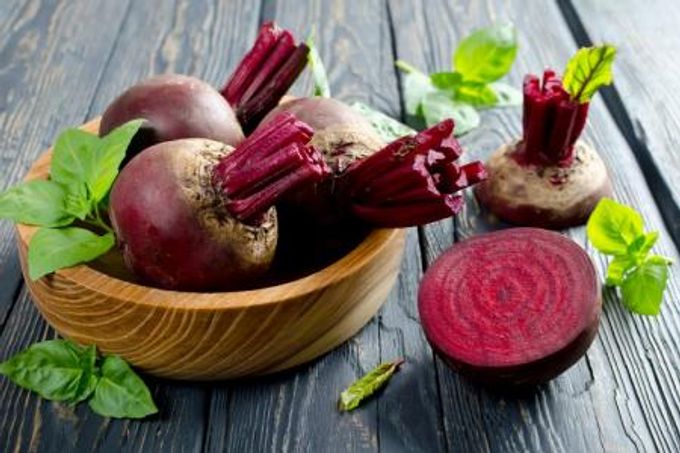 Sallad med inlagda musslor, ägg, grönsaker ochkrutonger