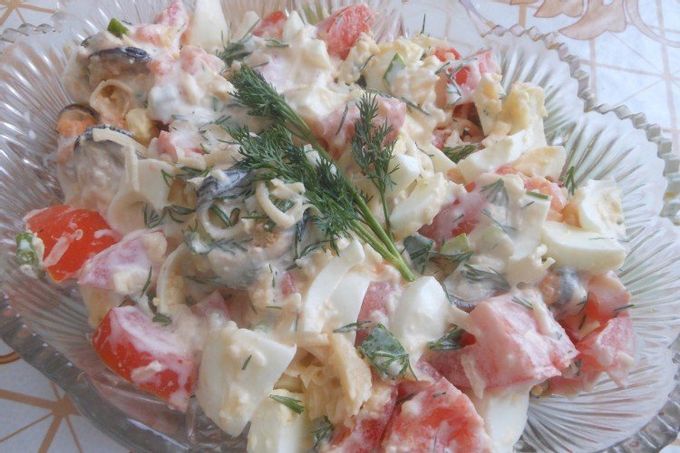 Sallad på inlagda musslor med ägg och tomater