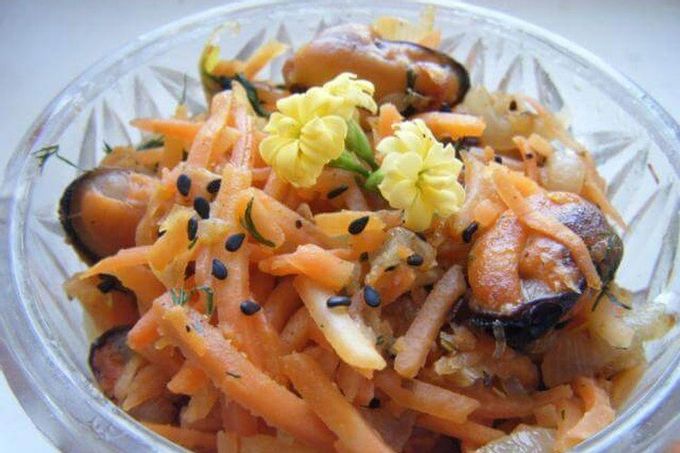 Sallad på musslor, koreanska morötter och potatis[ |]Sallad med musslor, gurka och ägg