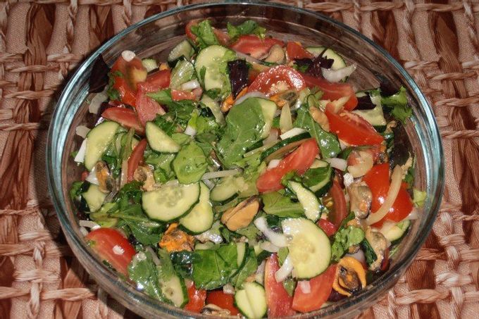 Färsk sallad med kinakål, örter och inlagda musslor
