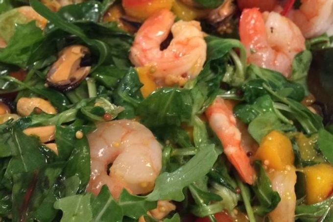 Sallad med musslor, soltorkade tomater och örter