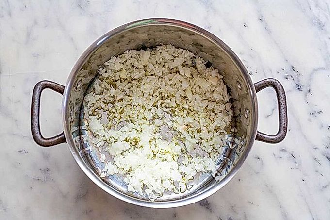 Лук на дне супа для супа из чечевицы.