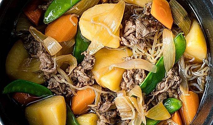 Белый горшок Staub, содержащий Nikujaga (японское тушеное мясо и картофель).