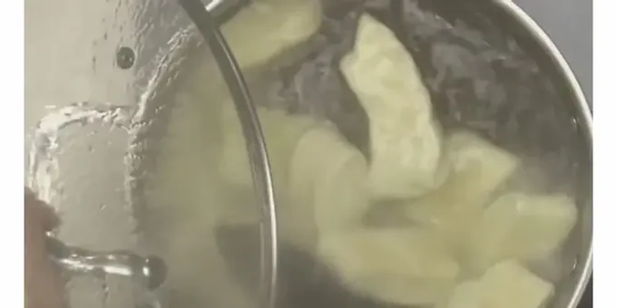 Pažiūrėkite, kaip tinkamai patiekti avarų khinkalą.