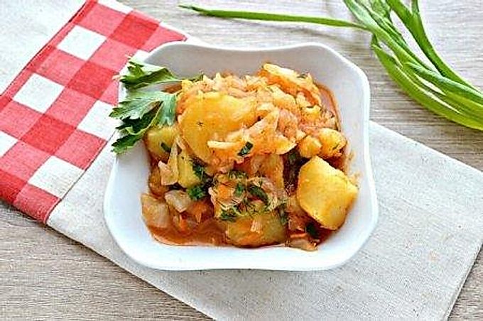 10 lieliskas štovētu kāpostu receptes ar kartupeļiem