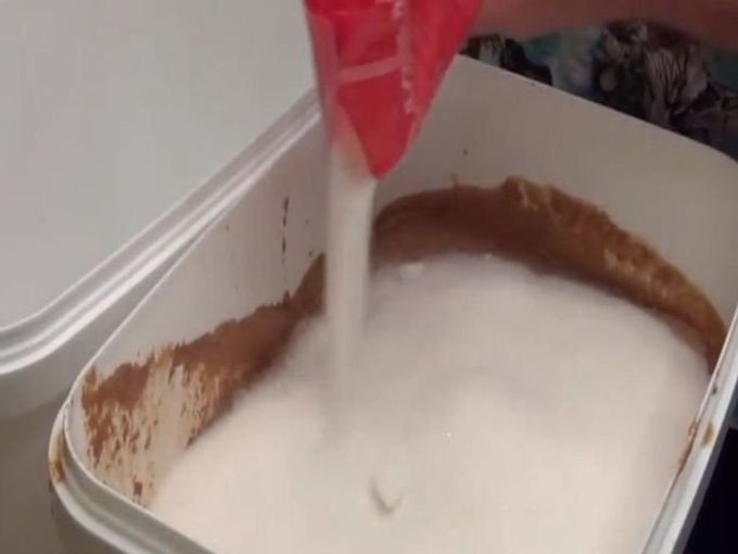 una bottiglia di succo