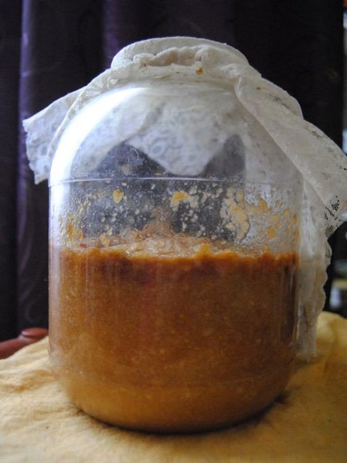 un vasetto di salsa di mele