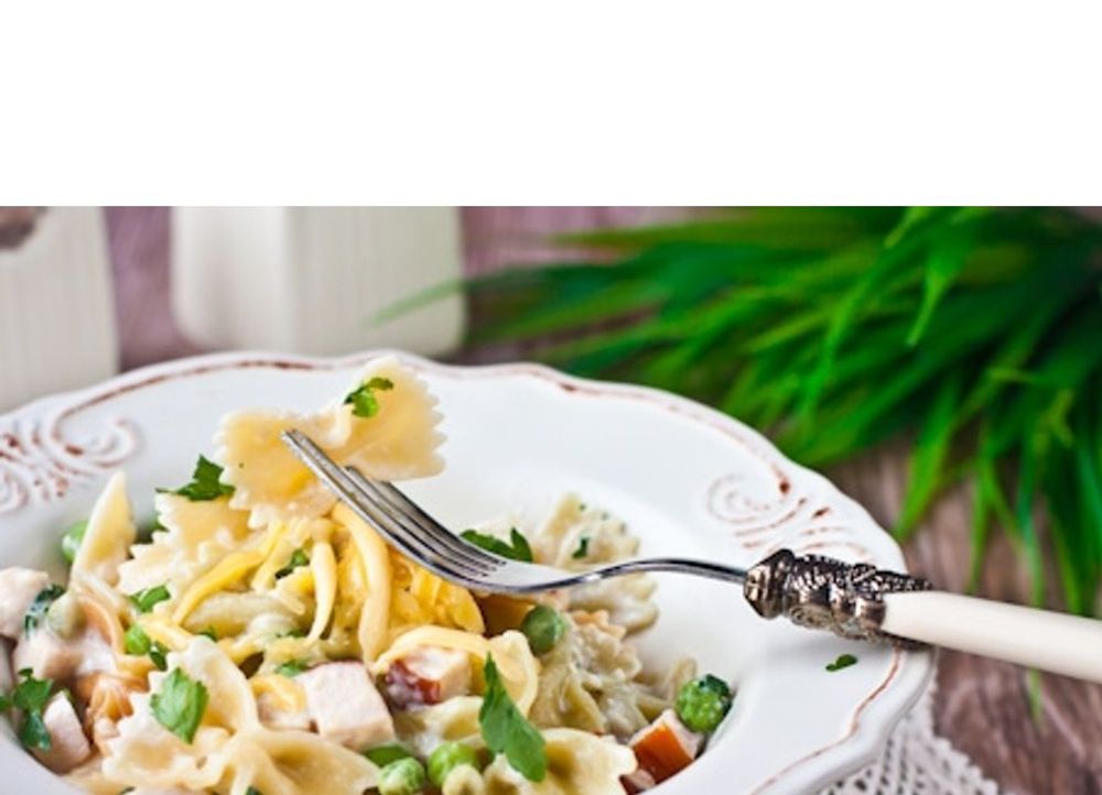 Pasta with smoked chicken and green peas
