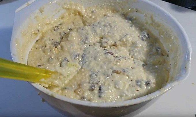 반죽을 틀에 넣기