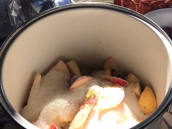 apples with sugar