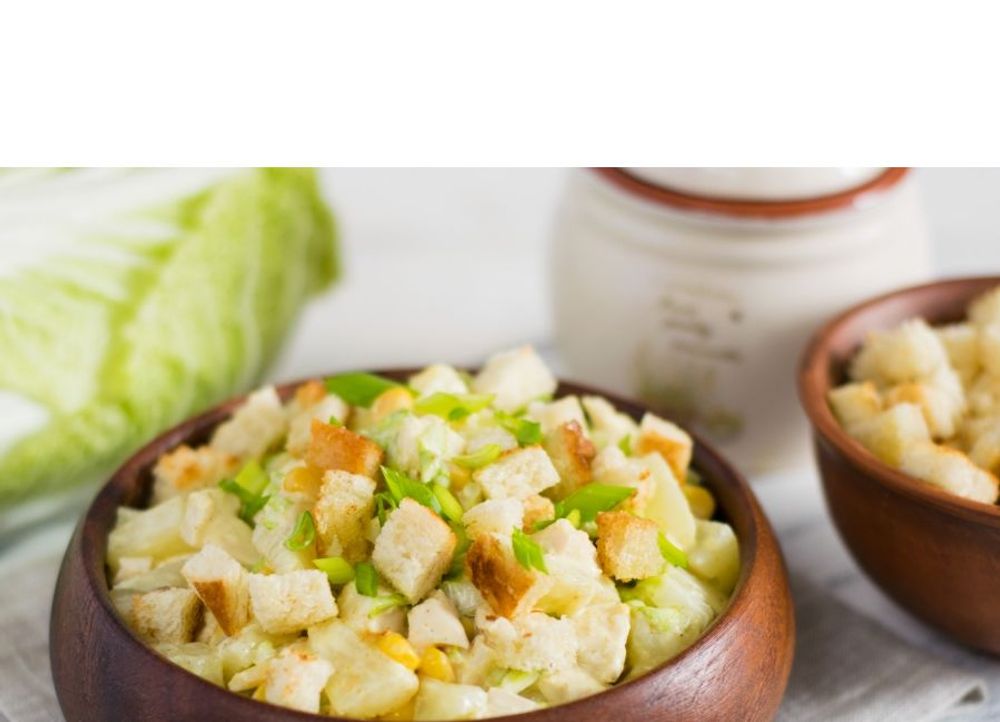 Pikantna salata s ananasom, piletinom i kupusom