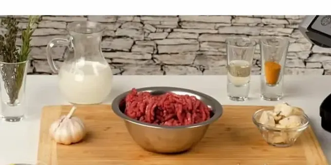 Untuk menyediakan stik daging cincang, anda perlu mengisar daging menjadi daging cincang