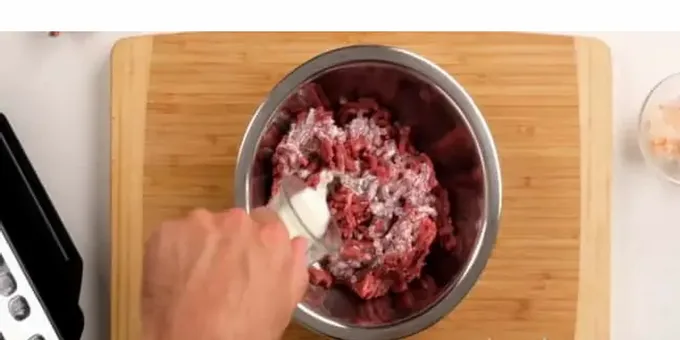 Untuk menyediakan stik daging cincang, tambahkannya pada daging cincang bersama krim, garam dan perasa 