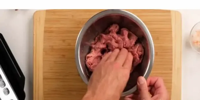 Perhatikan daging cincang dengan baik dengan tangan anda