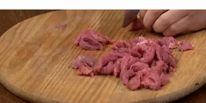 Untuk menyediakan stik daging babi cincang - cincang daging dengan pisau