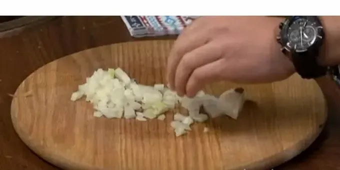 Untuk menyediakan stik babi cincang - potong bawang menjadi kiub[ |]Untuk menyediakan stik babi cincang - potong bawang menjadi kiub dan masukkan ke dalam daging